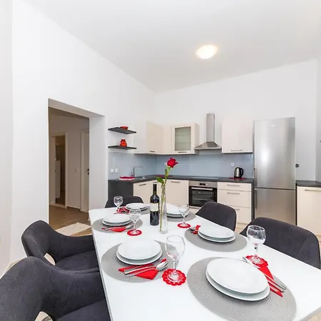 Apartment In Kastel Sucurac With Wifi Kastela